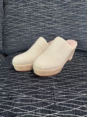 Donald J. Pliner Beige Linen Platform Mule Heels
